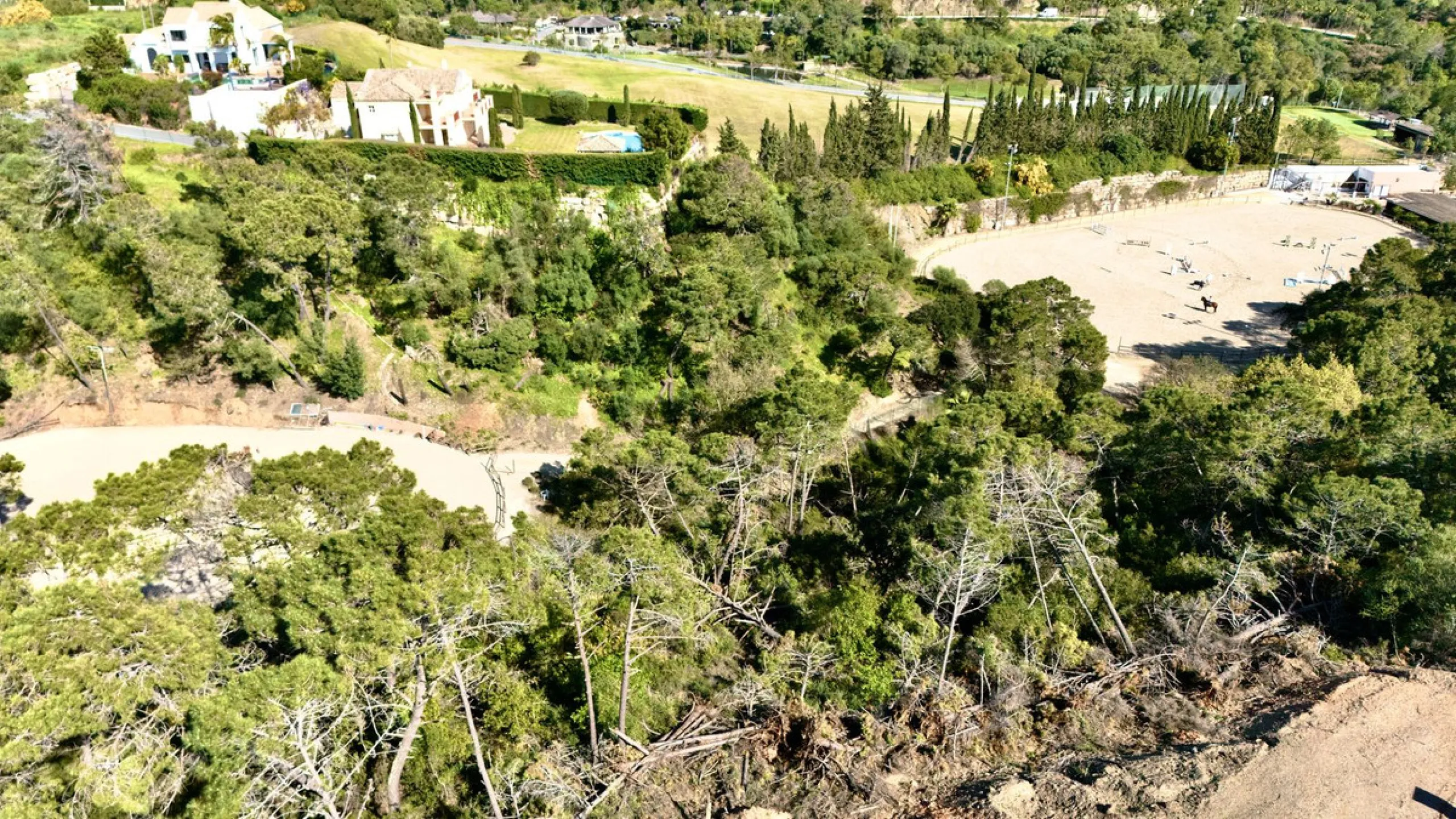 Located in the exclusive gated community of Monte Mayor, this exceptional 4,901 m² residential plot offers a unique opportunity to build a private villa surrounded by nature in one of the most tranquil areas of Benahavís.