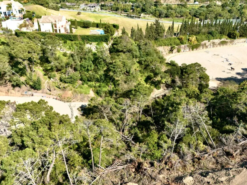 Located in the exclusive gated community of Monte Mayor, this exceptional 4,901 m² residential plot offers a unique opportunity to build a private villa surrounded by nature in one of the most tranquil areas of Benahavís.
