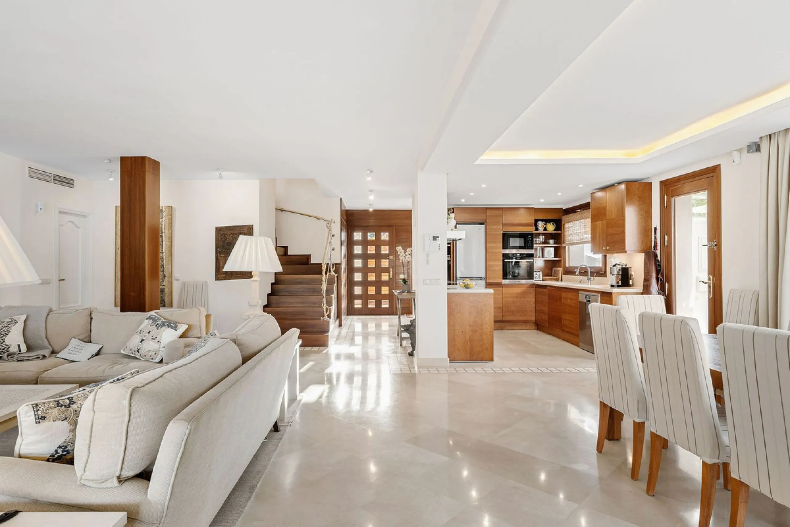Rare opportunity to aquire a classic villa in perfect condition frontline to Royal Las Brisas Golf. As you enter you immediately feel that the house was built to very high standards where details and personal touches can be seen throughout. The main floor