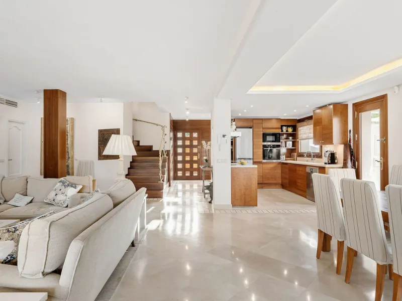 Rare opportunity to aquire a classic villa in perfect condition frontline to Royal Las Brisas Golf. As you enter you immediately feel that the house was built to very high standards where details and personal touches can be seen throughout. The main floor