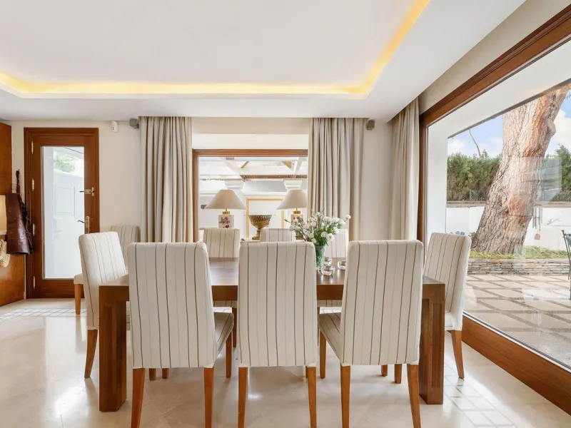 Rare opportunity to aquire a classic villa in perfect condition frontline to Royal Las Brisas Golf. As you enter you immediately feel that the house was built to very high standards where details and personal touches can be seen throughout. The main floor