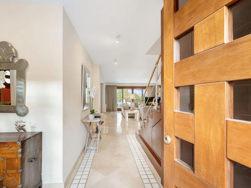 Rare opportunity to aquire a classic villa in perfect condition frontline to Royal Las Brisas Golf. As you enter you immediately feel that the house was built to very high standards where details and personal touches can be seen throughout. The main floor