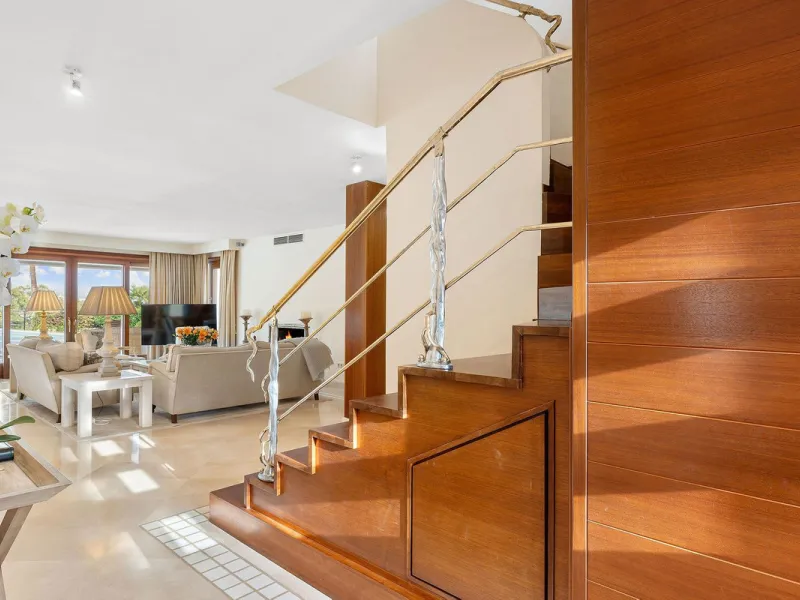 Rare opportunity to aquire a classic villa in perfect condition frontline to Royal Las Brisas Golf. As you enter you immediately feel that the house was built to very high standards where details and personal touches can be seen throughout. The main floor