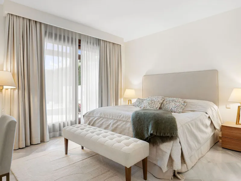 Rare opportunity to aquire a classic villa in perfect condition frontline to Royal Las Brisas Golf. As you enter you immediately feel that the house was built to very high standards where details and personal touches can be seen throughout. The main floor