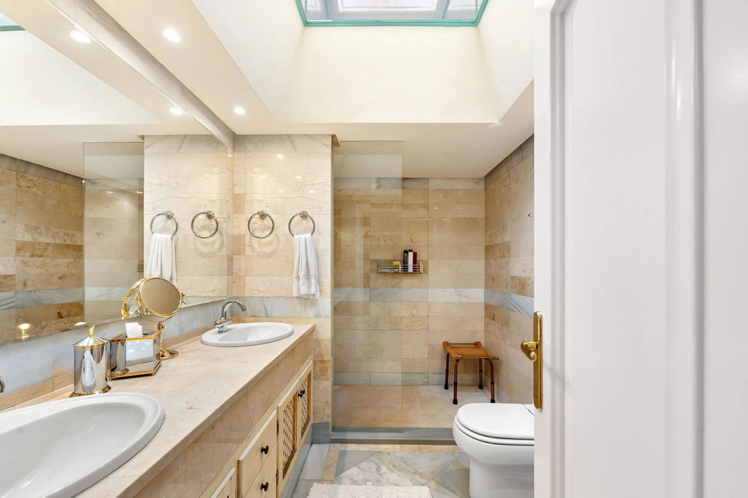 Rare opportunity to aquire a classic villa in perfect condition frontline to Royal Las Brisas Golf. As you enter you immediately feel that the house was built to very high standards where details and personal touches can be seen throughout. The main floor