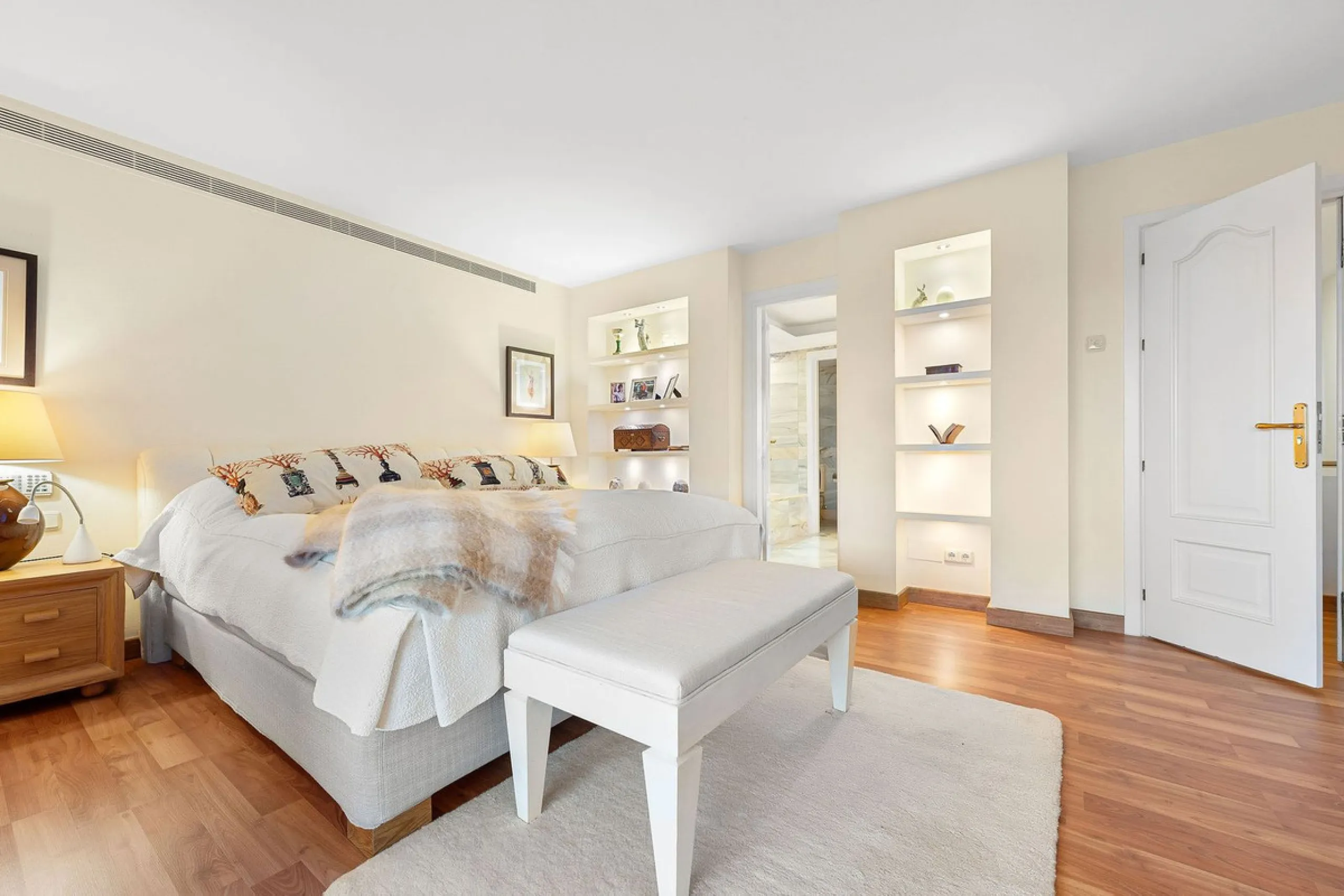 Rare opportunity to aquire a classic villa in perfect condition frontline to Royal Las Brisas Golf. As you enter you immediately feel that the house was built to very high standards where details and personal touches can be seen throughout. The main floor