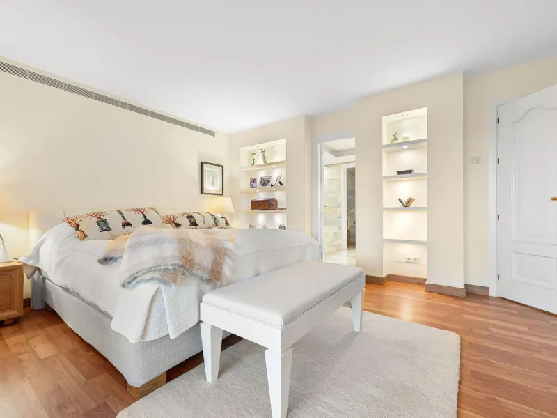 Rare opportunity to aquire a classic villa in perfect condition frontline to Royal Las Brisas Golf. As you enter you immediately feel that the house was built to very high standards where details and personal touches can be seen throughout. The main floor