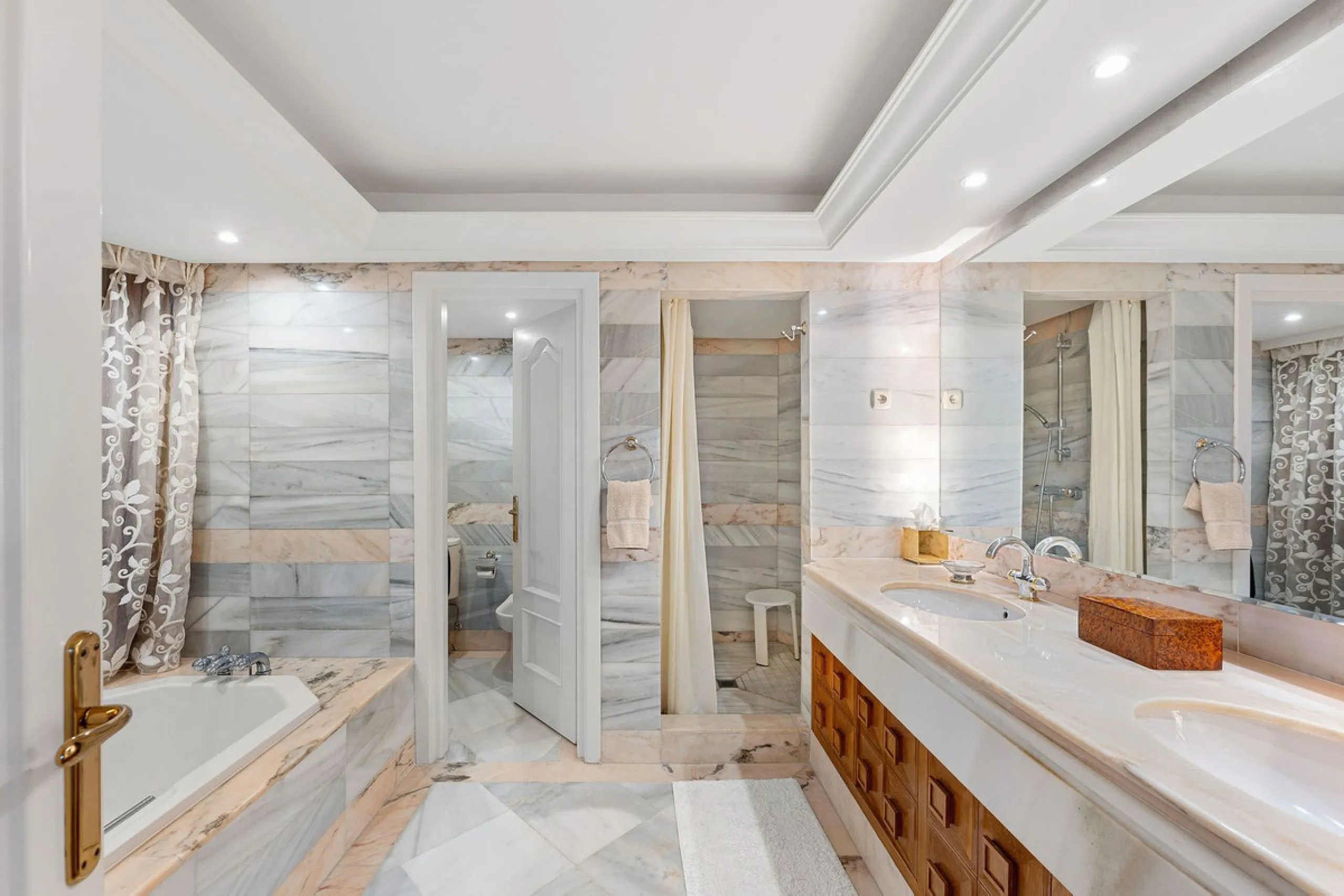 Rare opportunity to aquire a classic villa in perfect condition frontline to Royal Las Brisas Golf. As you enter you immediately feel that the house was built to very high standards where details and personal touches can be seen throughout. The main floor