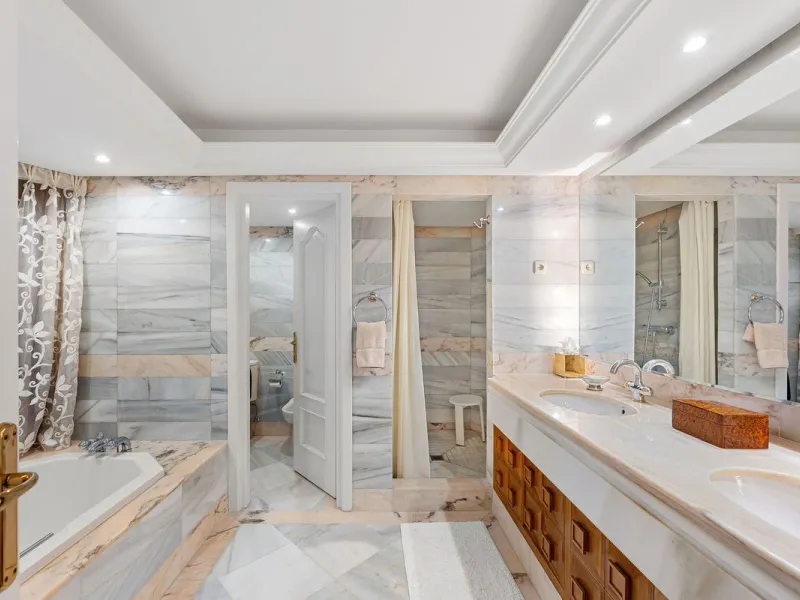 Rare opportunity to aquire a classic villa in perfect condition frontline to Royal Las Brisas Golf. As you enter you immediately feel that the house was built to very high standards where details and personal touches can be seen throughout. The main floor