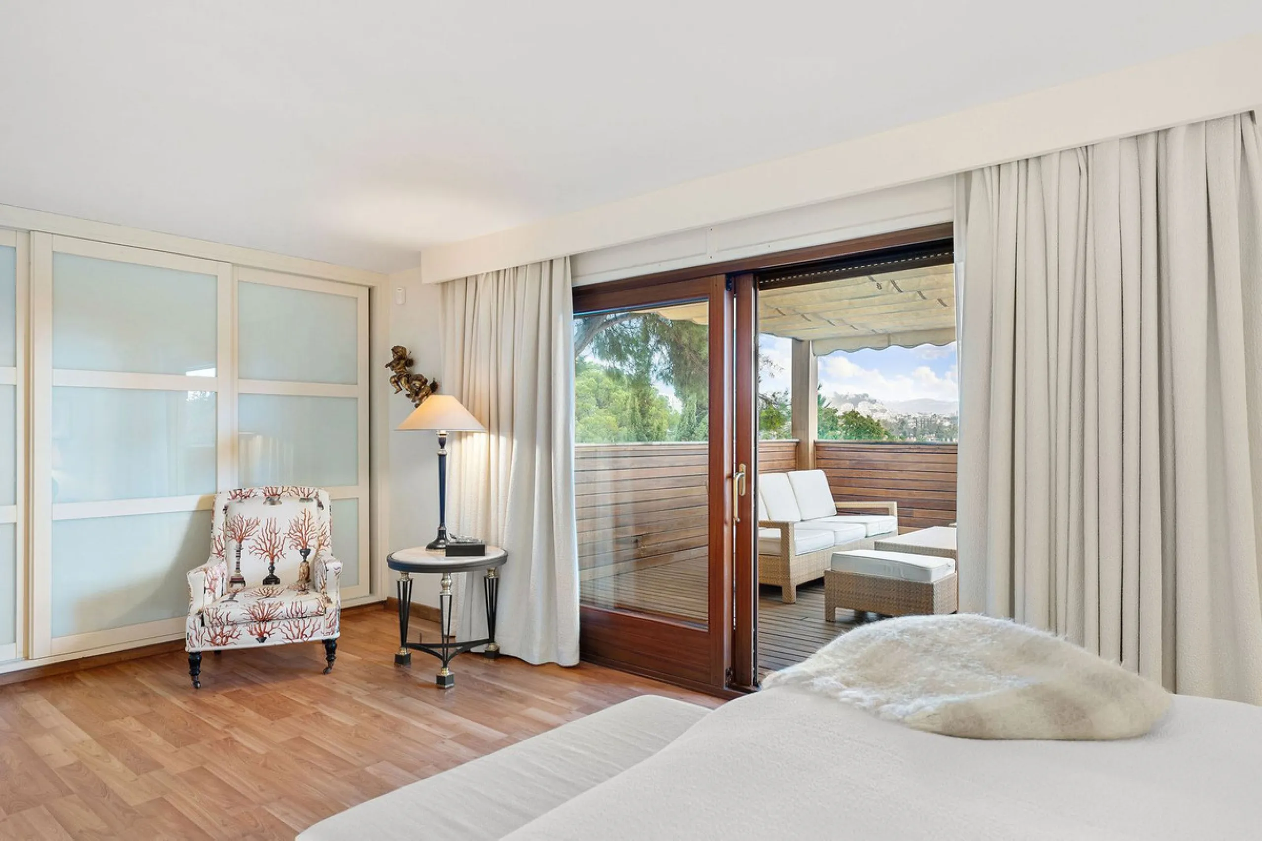 Rare opportunity to aquire a classic villa in perfect condition frontline to Royal Las Brisas Golf. As you enter you immediately feel that the house was built to very high standards where details and personal touches can be seen throughout. The main floor