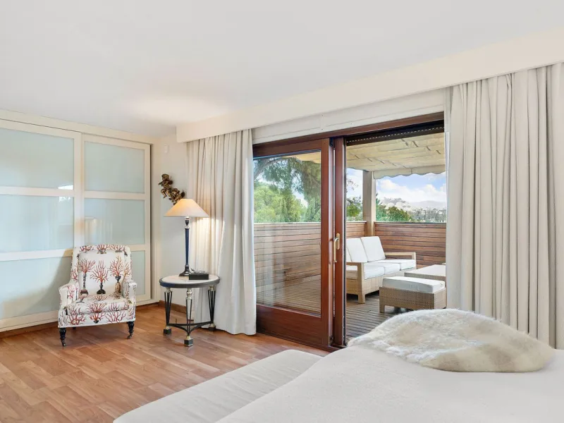 Rare opportunity to aquire a classic villa in perfect condition frontline to Royal Las Brisas Golf. As you enter you immediately feel that the house was built to very high standards where details and personal touches can be seen throughout. The main floor