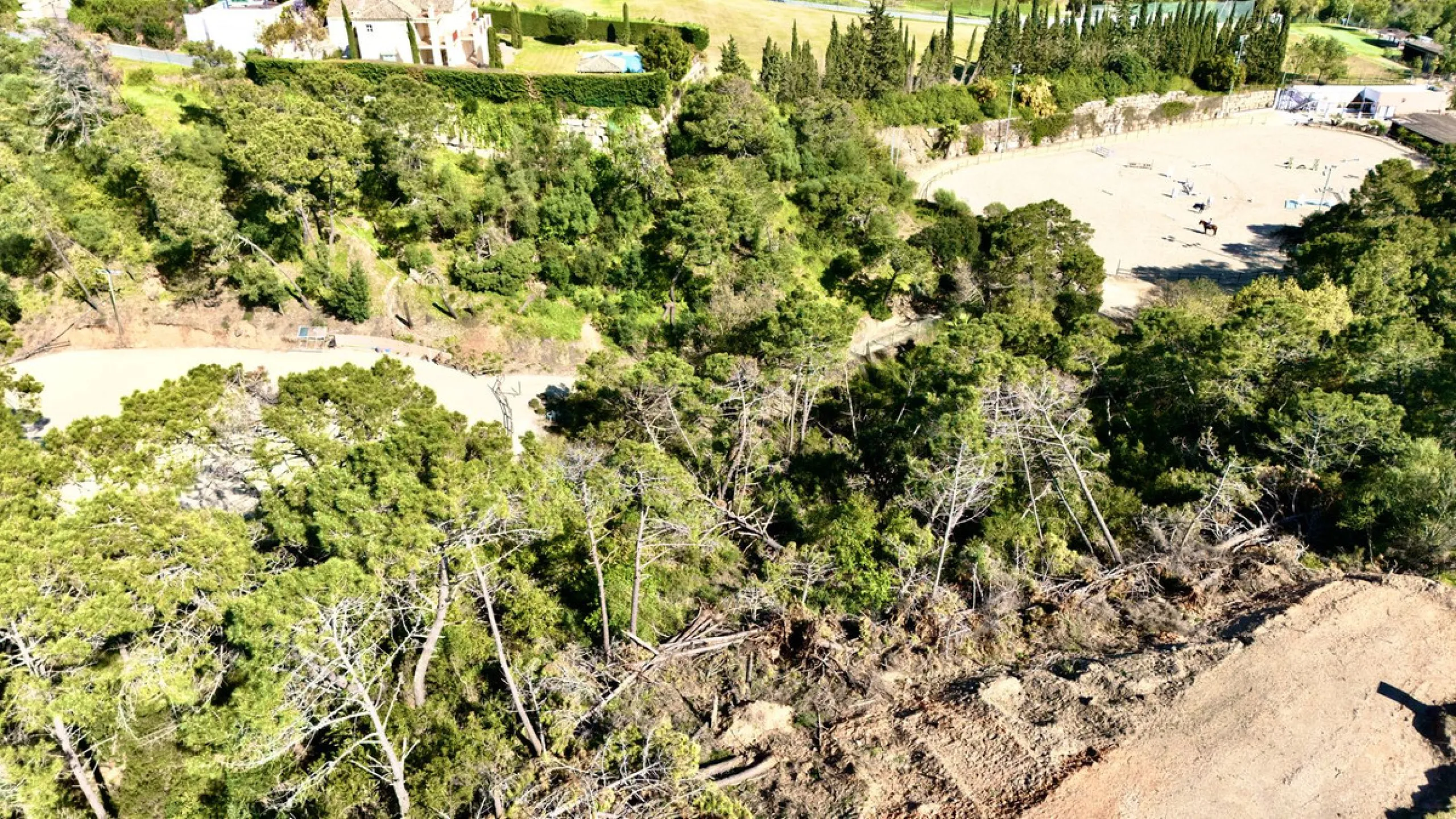 Located in the exclusive gated community of Monte Mayor, this exceptional 4,901 m² residential plot offers a unique opportunity to build a private villa surrounded by nature in one of the most tranquil areas of Benahavís.