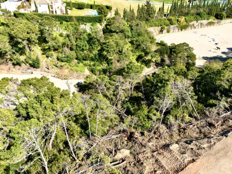 Located in the exclusive gated community of Monte Mayor, this exceptional 4,901 m² residential plot offers a unique opportunity to build a private villa surrounded by nature in one of the most tranquil areas of Benahavís.