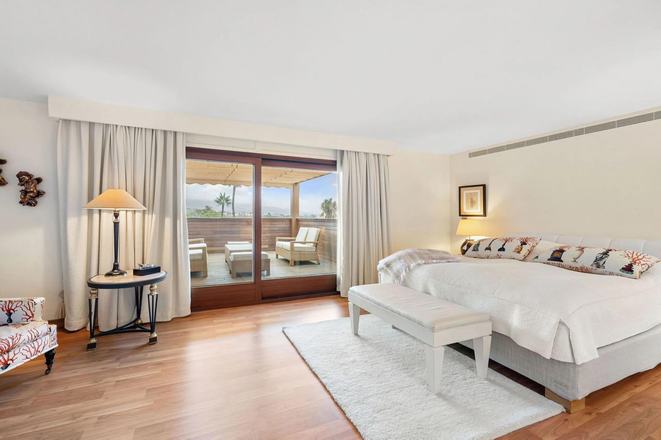 Rare opportunity to aquire a classic villa in perfect condition frontline to Royal Las Brisas Golf. As you enter you immediately feel that the house was built to very high standards where details and personal touches can be seen throughout. The main floor