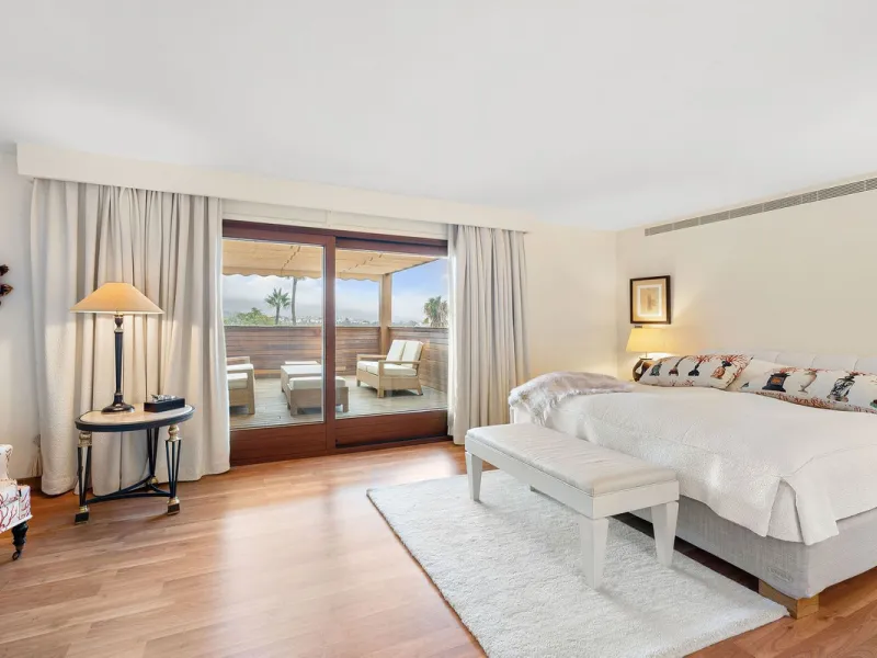 Rare opportunity to aquire a classic villa in perfect condition frontline to Royal Las Brisas Golf. As you enter you immediately feel that the house was built to very high standards where details and personal touches can be seen throughout. The main floor
