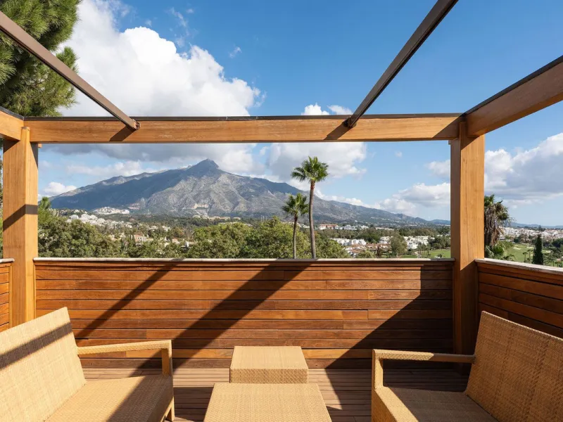 Rare opportunity to aquire a classic villa in perfect condition frontline to Royal Las Brisas Golf. As you enter you immediately feel that the house was built to very high standards where details and personal touches can be seen throughout. The main floor