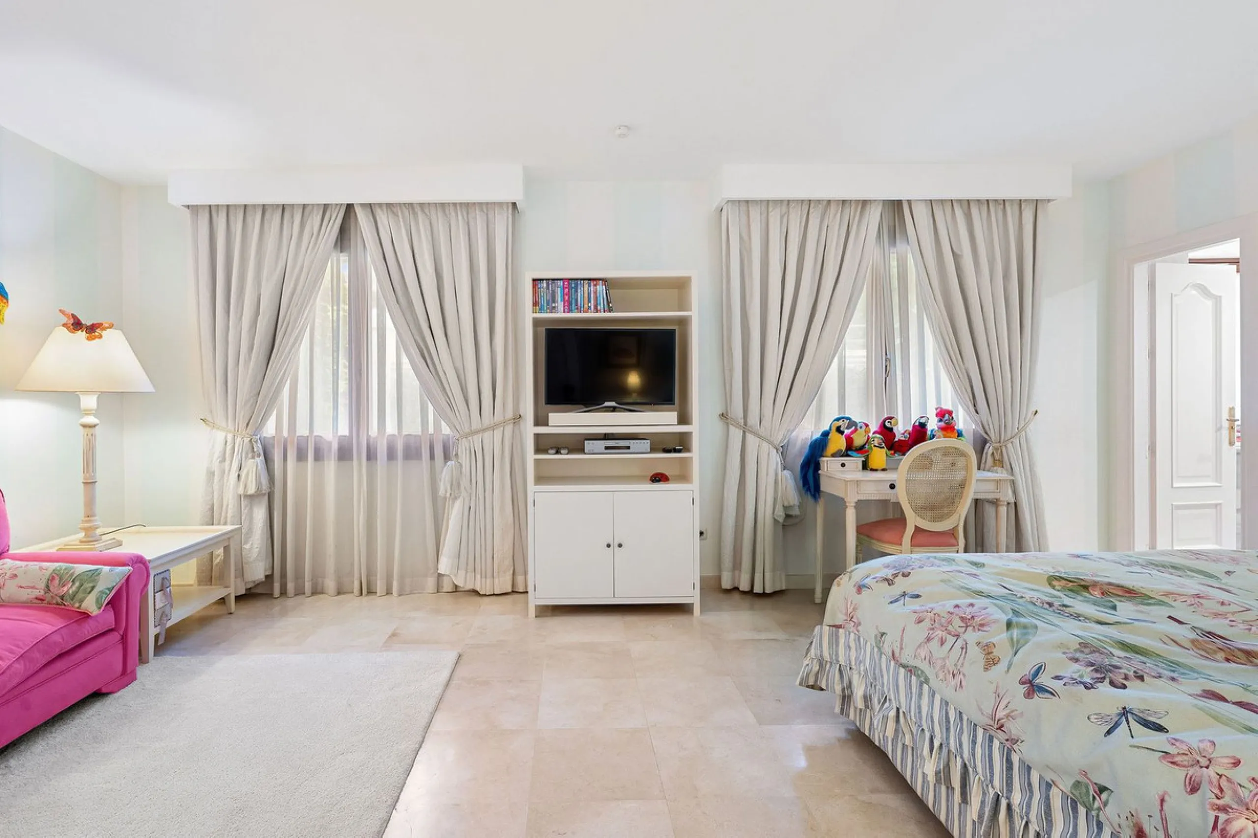 Rare opportunity to aquire a classic villa in perfect condition frontline to Royal Las Brisas Golf. As you enter you immediately feel that the house was built to very high standards where details and personal touches can be seen throughout. The main floor