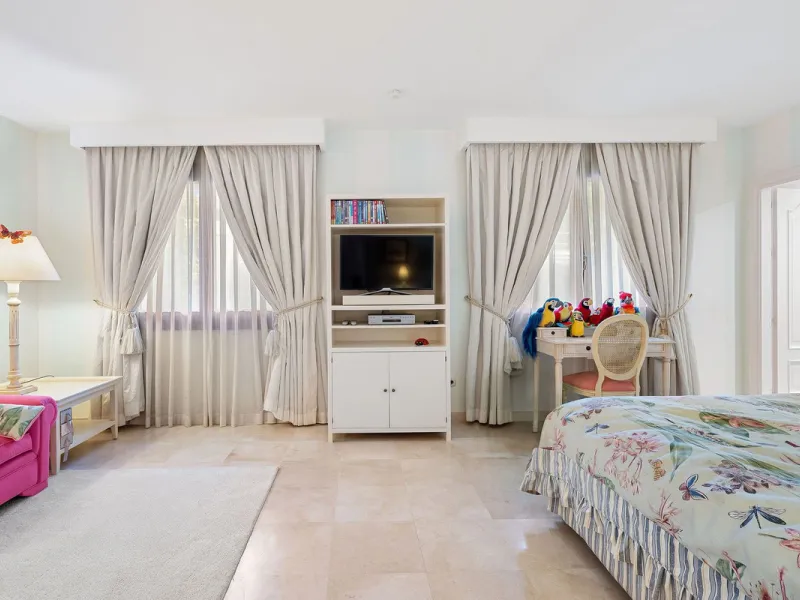 Rare opportunity to aquire a classic villa in perfect condition frontline to Royal Las Brisas Golf. As you enter you immediately feel that the house was built to very high standards where details and personal touches can be seen throughout. The main floor
