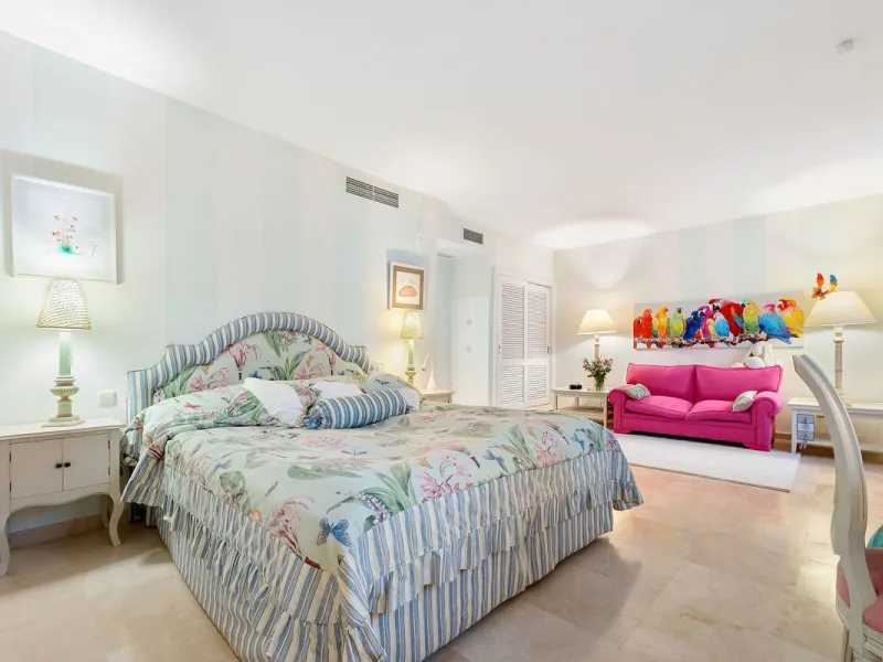 Rare opportunity to aquire a classic villa in perfect condition frontline to Royal Las Brisas Golf. As you enter you immediately feel that the house was built to very high standards where details and personal touches can be seen throughout. The main floor