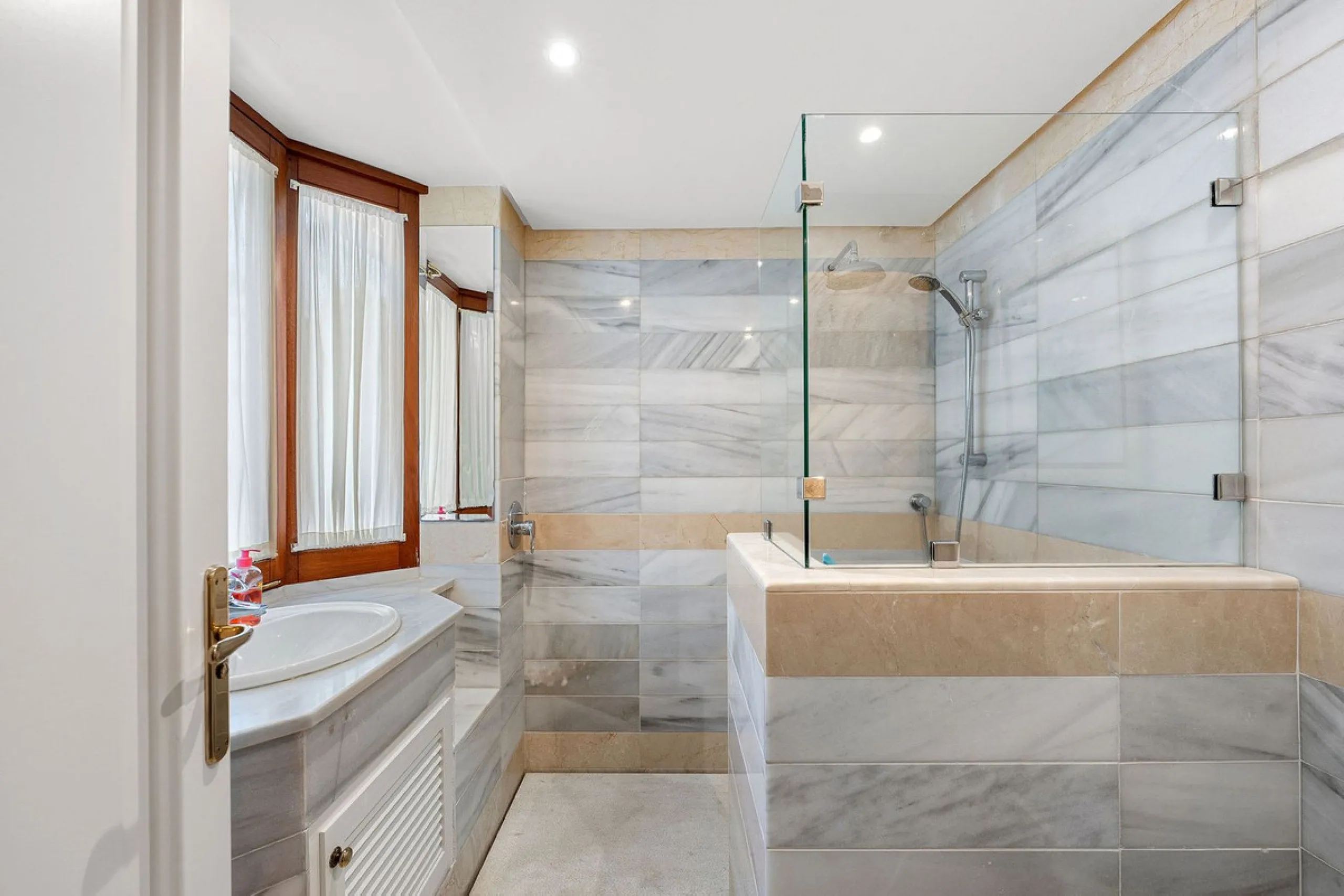 Rare opportunity to aquire a classic villa in perfect condition frontline to Royal Las Brisas Golf. As you enter you immediately feel that the house was built to very high standards where details and personal touches can be seen throughout. The main floor