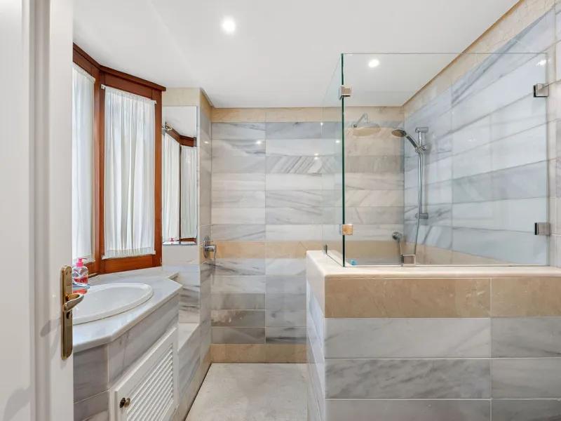 Rare opportunity to aquire a classic villa in perfect condition frontline to Royal Las Brisas Golf. As you enter you immediately feel that the house was built to very high standards where details and personal touches can be seen throughout. The main floor