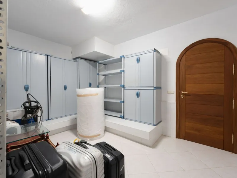 Rare opportunity to aquire a classic villa in perfect condition frontline to Royal Las Brisas Golf. As you enter you immediately feel that the house was built to very high standards where details and personal touches can be seen throughout. The main floor