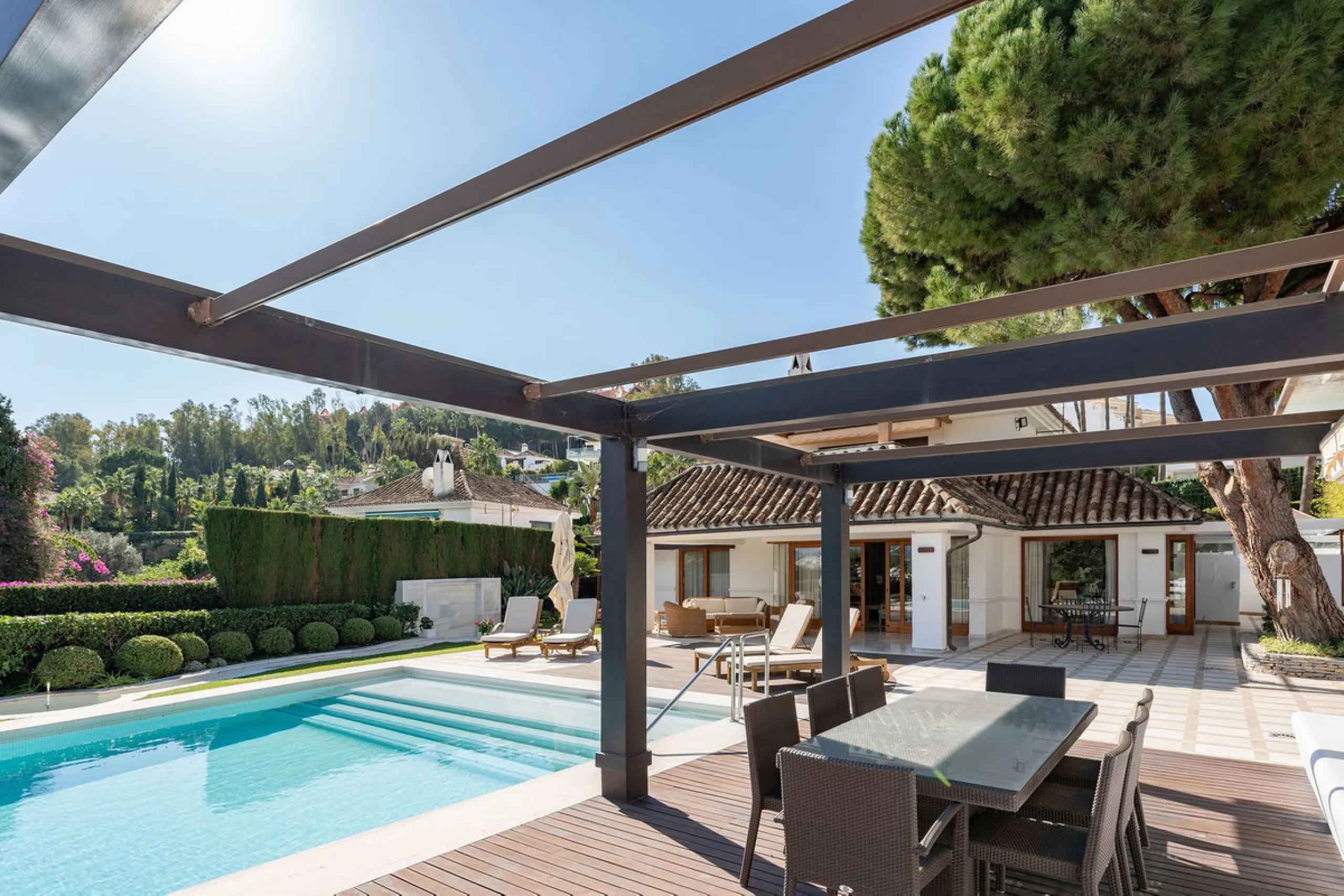 Rare opportunity to aquire a classic villa in perfect condition frontline to Royal Las Brisas Golf. As you enter you immediately feel that the house was built to very high standards where details and personal touches can be seen throughout. The main floor