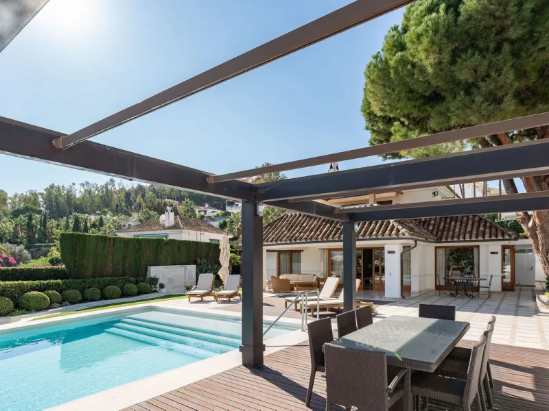 Rare opportunity to aquire a classic villa in perfect condition frontline to Royal Las Brisas Golf. As you enter you immediately feel that the house was built to very high standards where details and personal touches can be seen throughout. The main floor