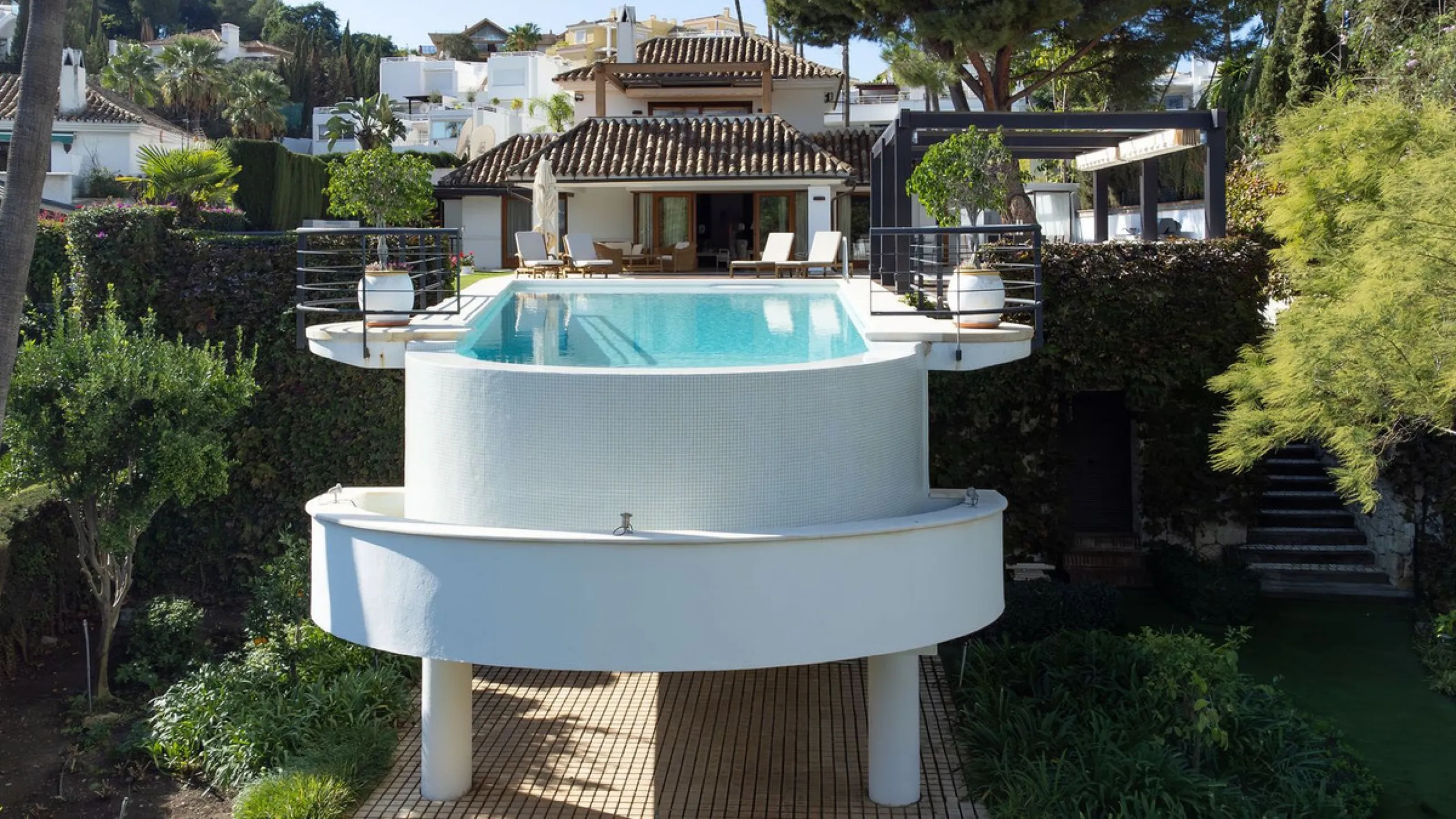 Rare opportunity to aquire a classic villa in perfect condition frontline to Royal Las Brisas Golf. As you enter you immediately feel that the house was built to very high standards where details and personal touches can be seen throughout. The main floor