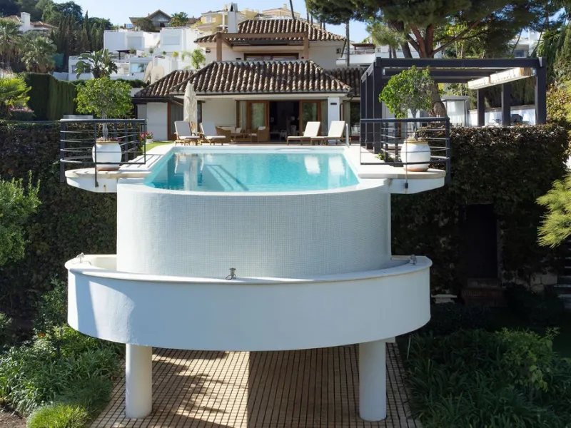 Rare opportunity to aquire a classic villa in perfect condition frontline to Royal Las Brisas Golf. As you enter you immediately feel that the house was built to very high standards where details and personal touches can be seen throughout. The main floor