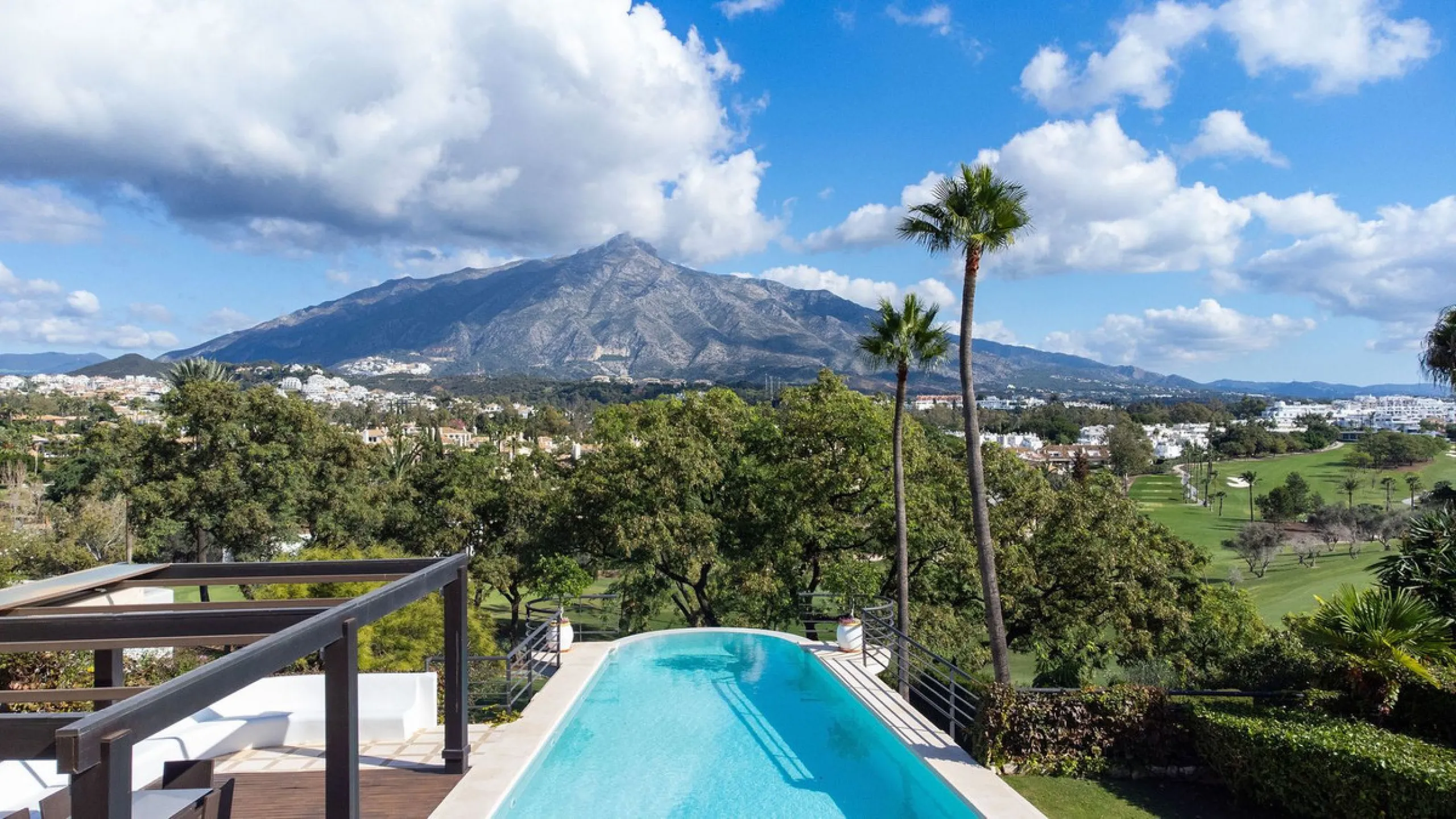 Rare opportunity to aquire a classic villa in perfect condition frontline to Royal Las Brisas Golf. As you enter you immediately feel that the house was built to very high standards where details and personal touches can be seen throughout. The main floor
