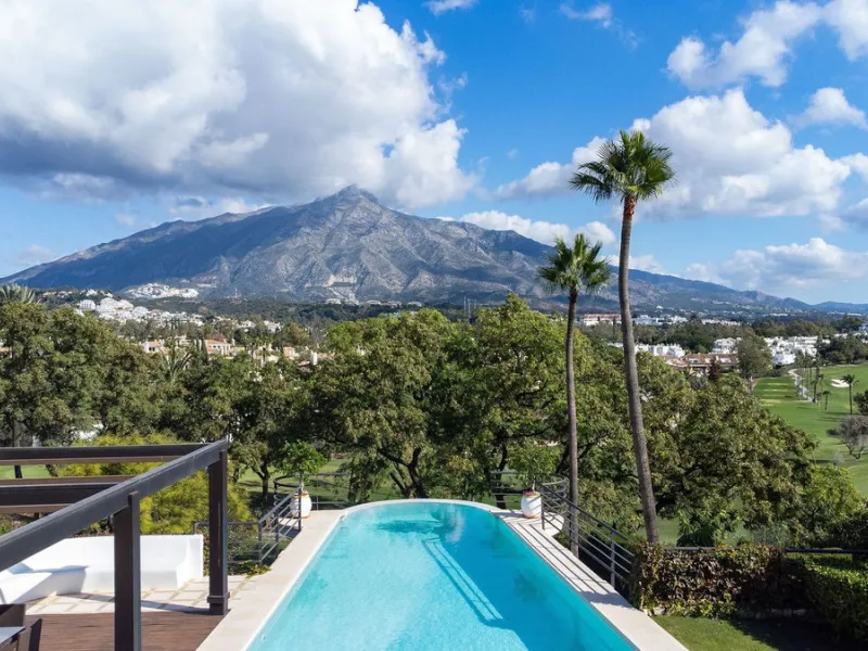 Rare opportunity to aquire a classic villa in perfect condition frontline to Royal Las Brisas Golf. As you enter you immediately feel that the house was built to very high standards where details and personal touches can be seen throughout. The main floor