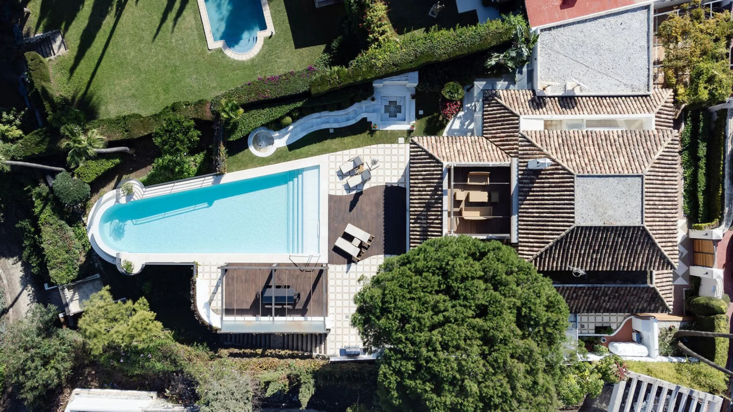 Rare opportunity to aquire a classic villa in perfect condition frontline to Royal Las Brisas Golf. As you enter you immediately feel that the house was built to very high standards where details and personal touches can be seen throughout. The main floor