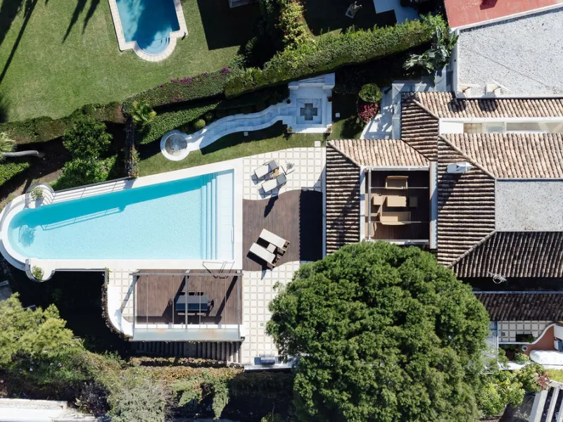 Rare opportunity to aquire a classic villa in perfect condition frontline to Royal Las Brisas Golf. As you enter you immediately feel that the house was built to very high standards where details and personal touches can be seen throughout. The main floor