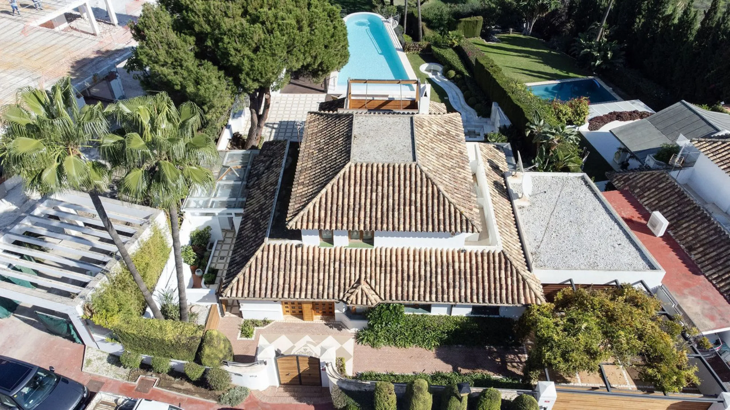 Rare opportunity to aquire a classic villa in perfect condition frontline to Royal Las Brisas Golf. As you enter you immediately feel that the house was built to very high standards where details and personal touches can be seen throughout. The main floor