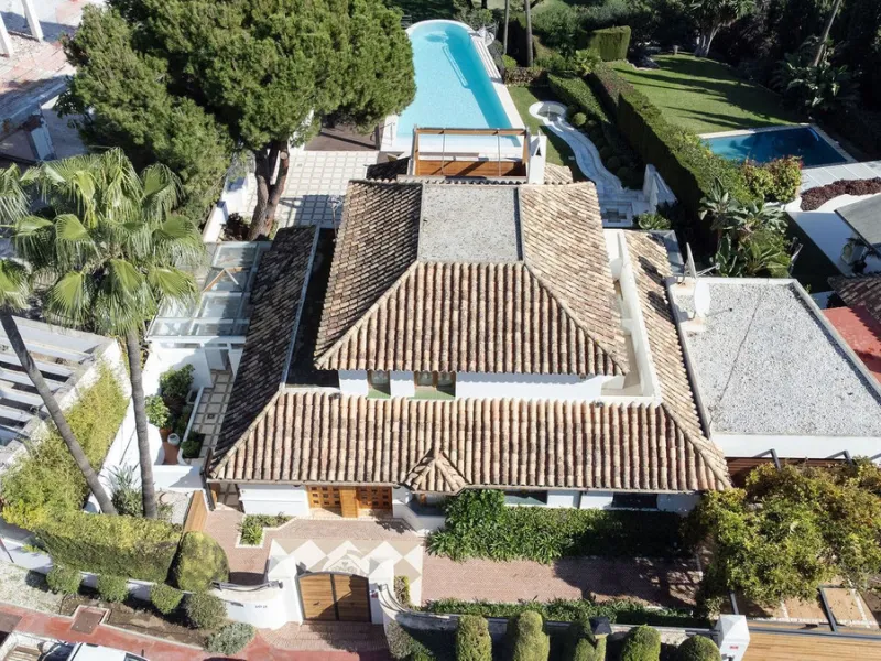 Rare opportunity to aquire a classic villa in perfect condition frontline to Royal Las Brisas Golf. As you enter you immediately feel that the house was built to very high standards where details and personal touches can be seen throughout. The main floor