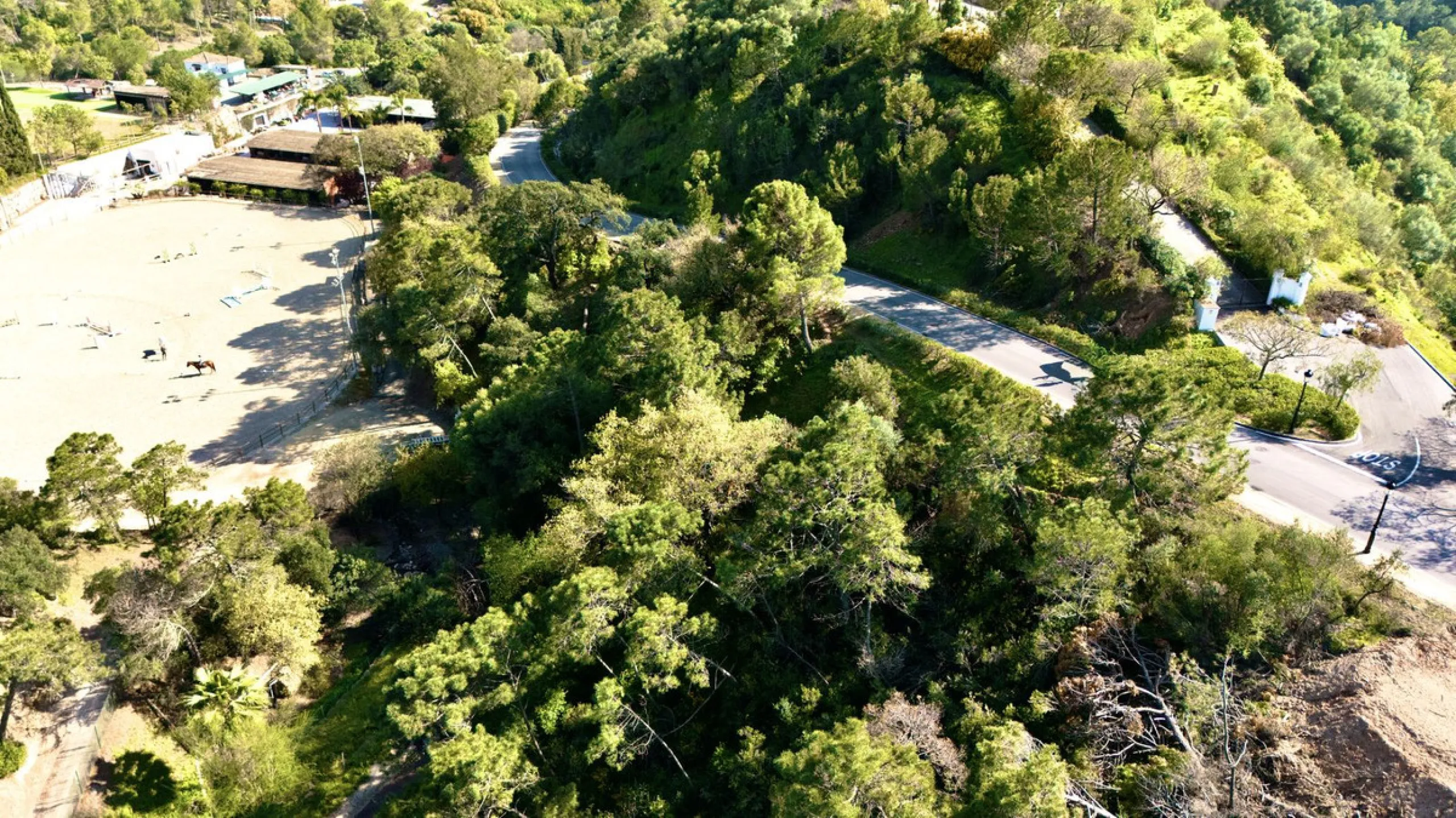 Located in the exclusive gated community of Monte Mayor, this exceptional 4,901 m² residential plot offers a unique opportunity to build a private villa surrounded by nature in one of the most tranquil areas of Benahavís.