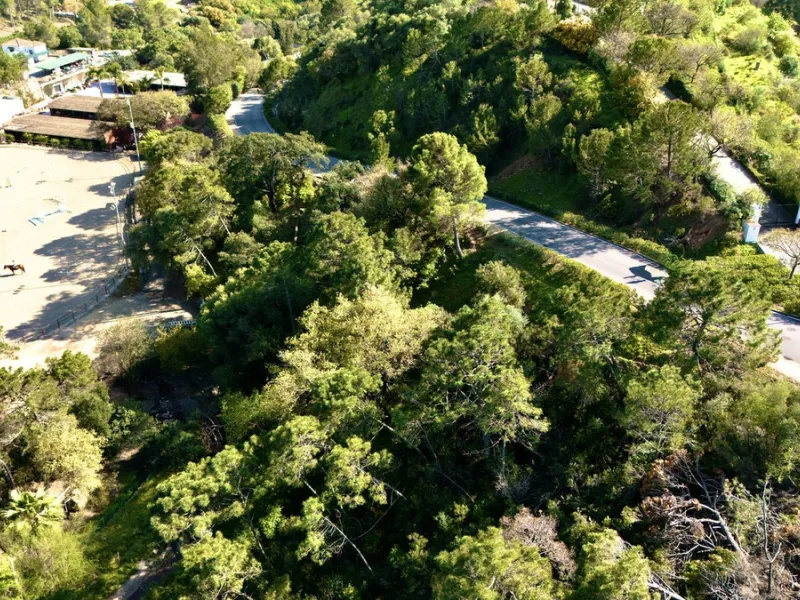 Located in the exclusive gated community of Monte Mayor, this exceptional 4,901 m² residential plot offers a unique opportunity to build a private villa surrounded by nature in one of the most tranquil areas of Benahavís.