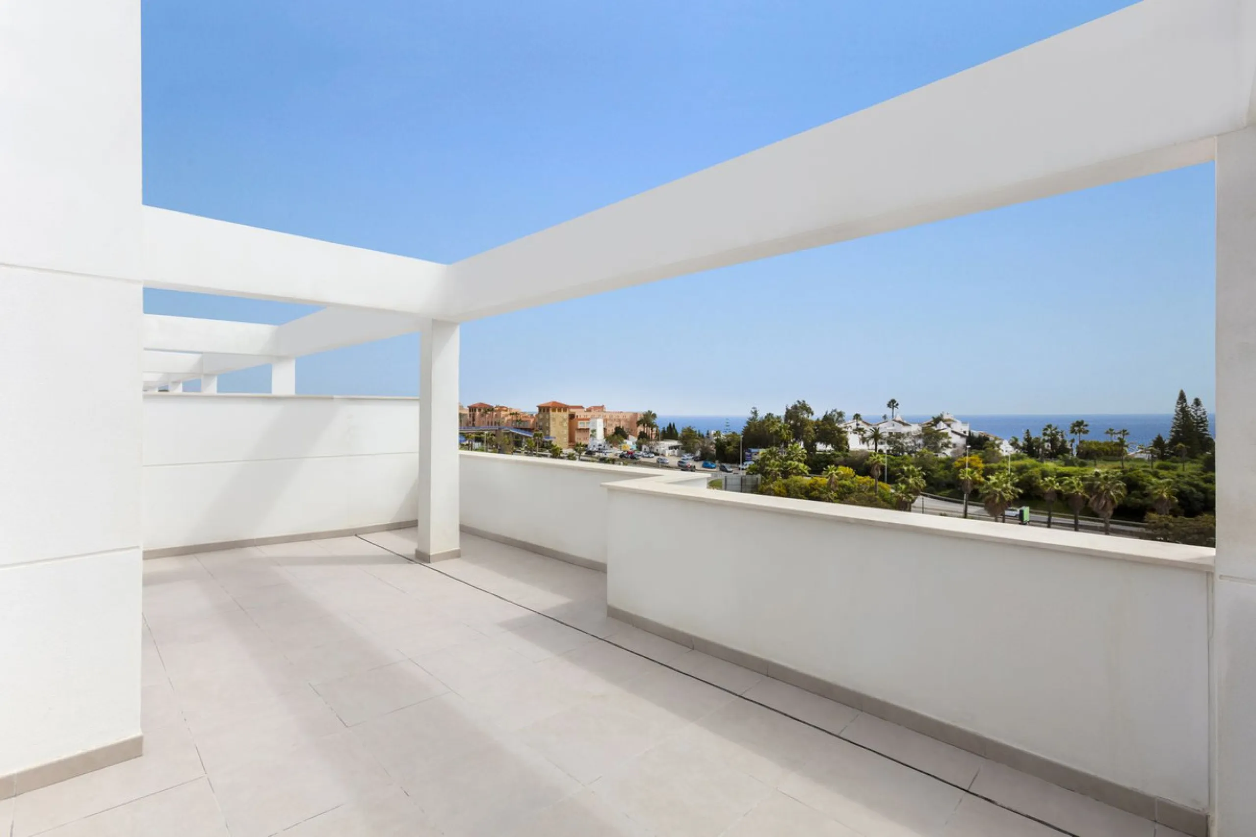 Apartment - Penthouse в продаже в Estepona, Málaga. В доме 3 спален и 2 ванных комнат. Площадь дома 100 м²