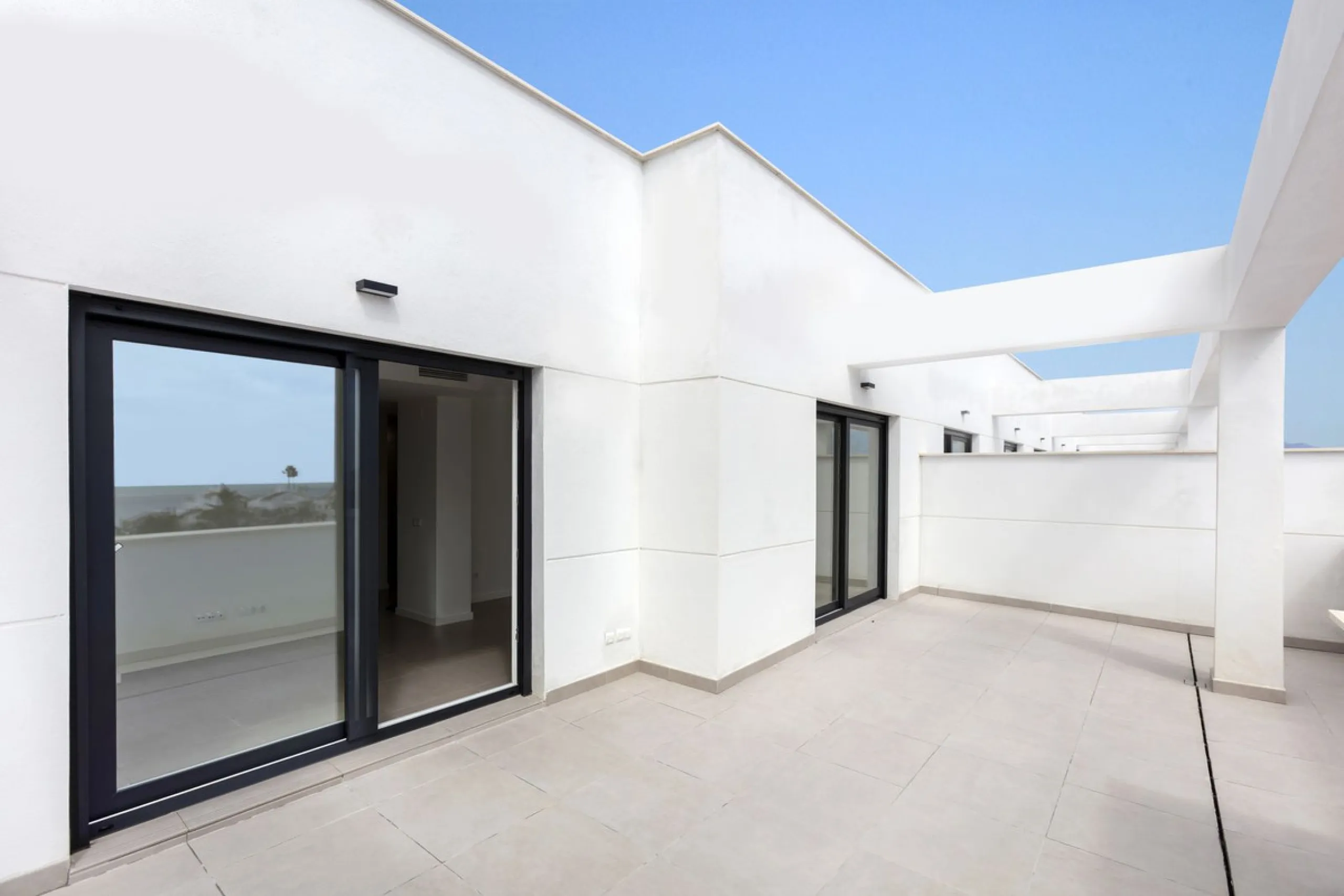 Apartment - Penthouse в продаже в Estepona, Málaga. В доме 3 спален и 2 ванных комнат. Площадь дома 100 м²