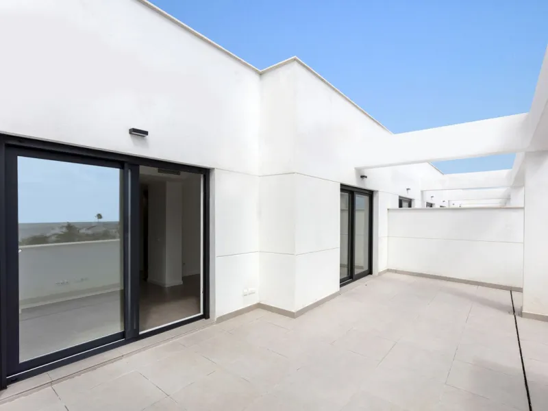 Apartment - Penthouse в продаже в Estepona, Málaga. В доме 3 спален и 2 ванных комнат. Площадь дома 100 м²