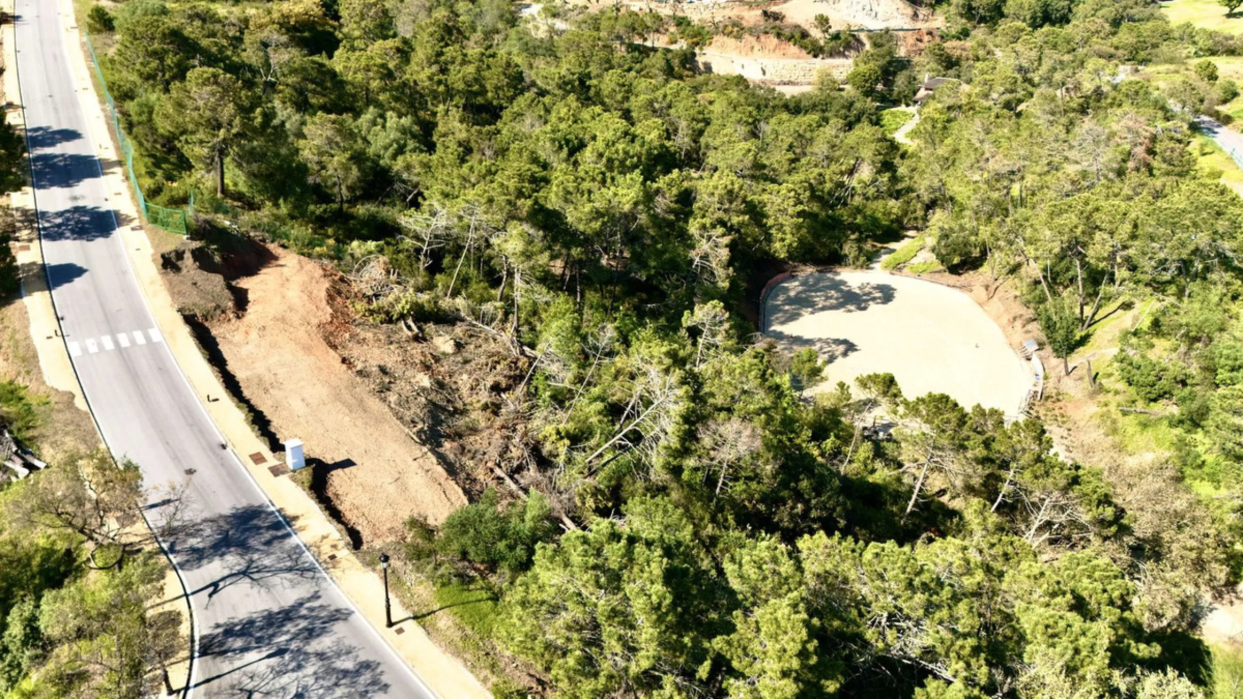 Located in the exclusive gated community of Monte Mayor, this exceptional 4,901 m² residential plot offers a unique opportunity to build a private villa surrounded by nature in one of the most tranquil areas of Benahavís.