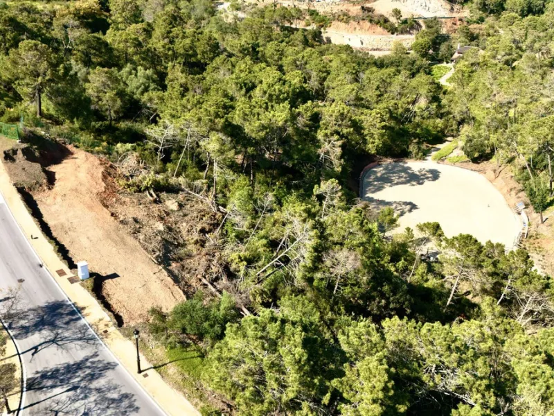 Located in the exclusive gated community of Monte Mayor, this exceptional 4,901 m² residential plot offers a unique opportunity to build a private villa surrounded by nature in one of the most tranquil areas of Benahavís.