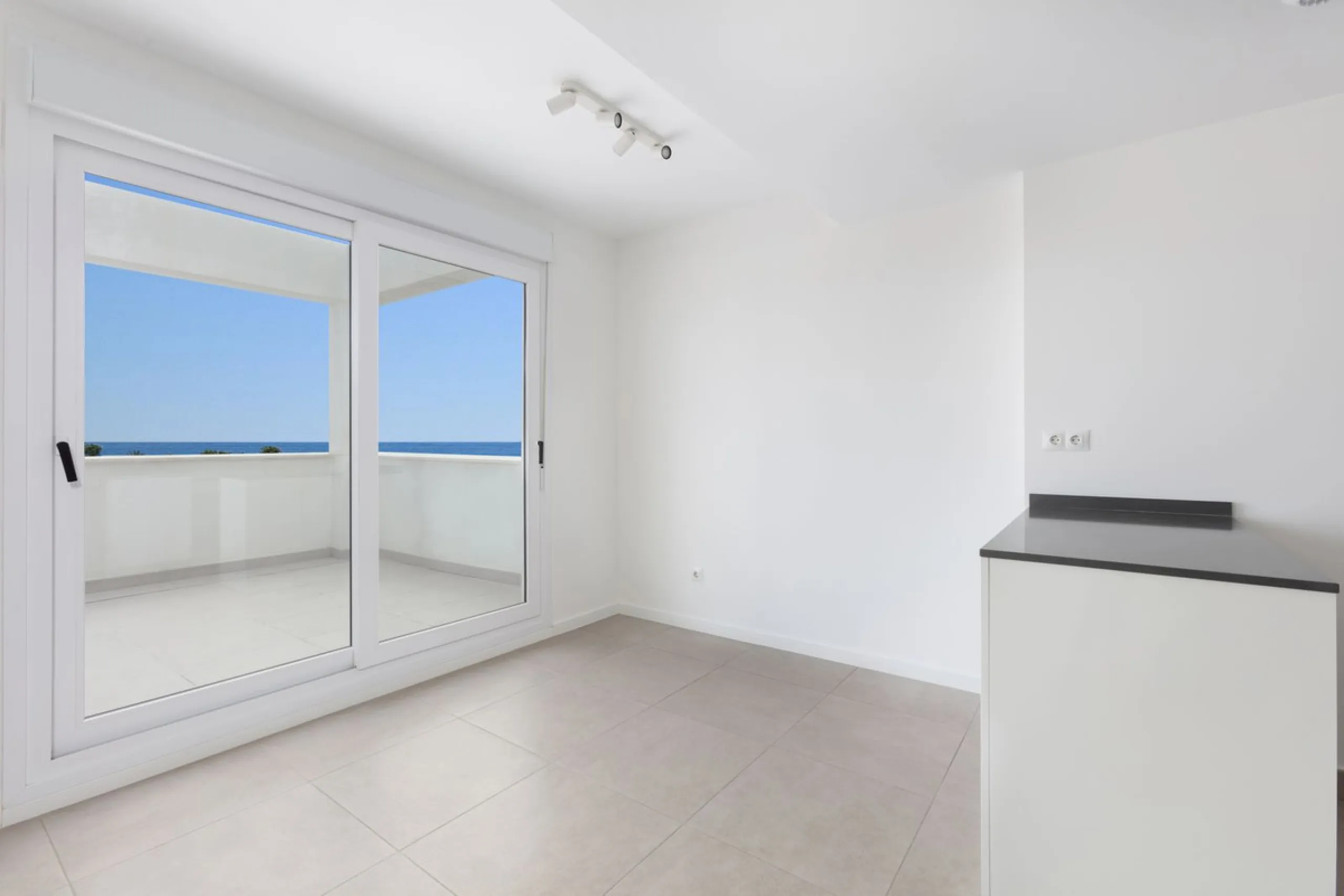 Apartment - Penthouse в продаже в Estepona, Málaga. В доме 3 спален и 2 ванных комнат. Площадь дома 100 м²