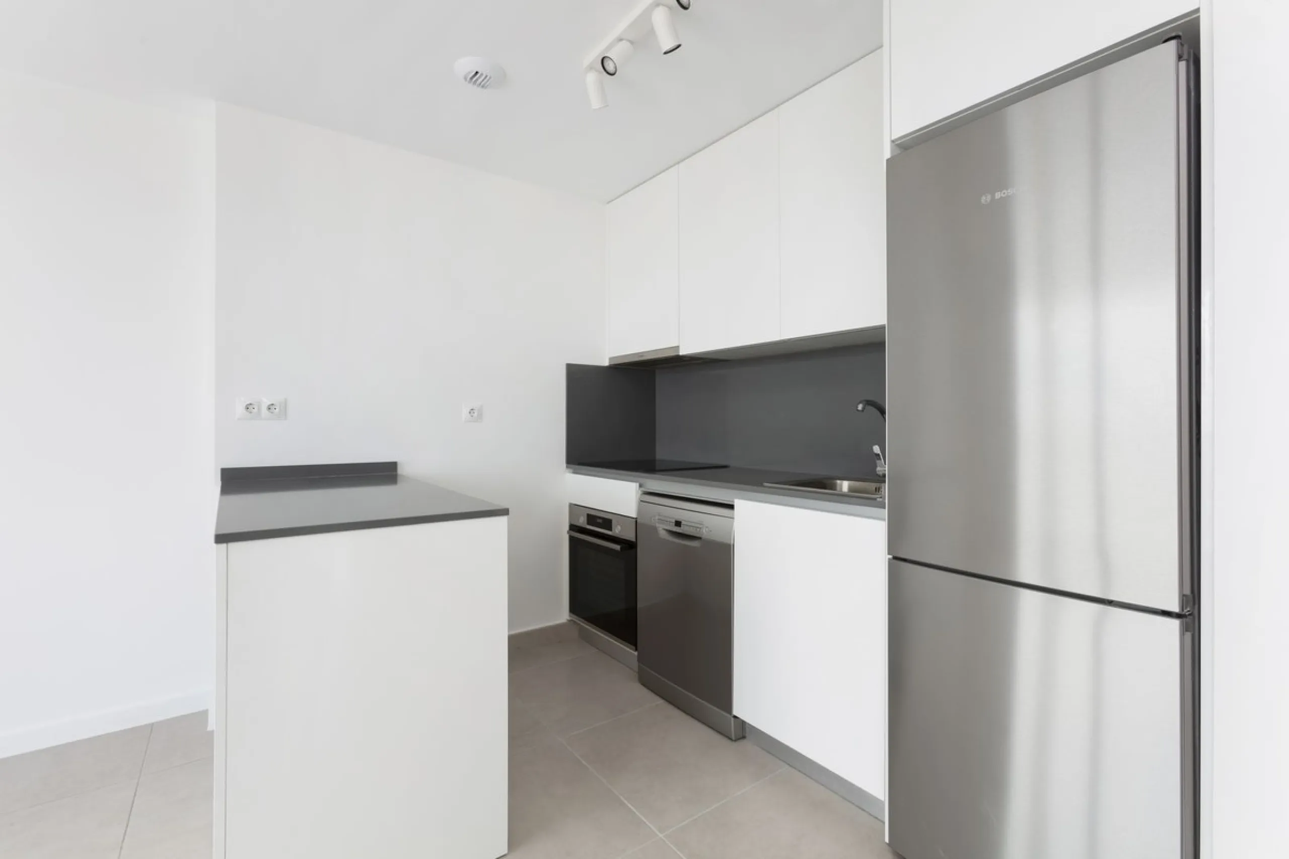 Apartment - Penthouse в продаже в Estepona, Málaga. В доме 3 спален и 2 ванных комнат. Площадь дома 100 м²