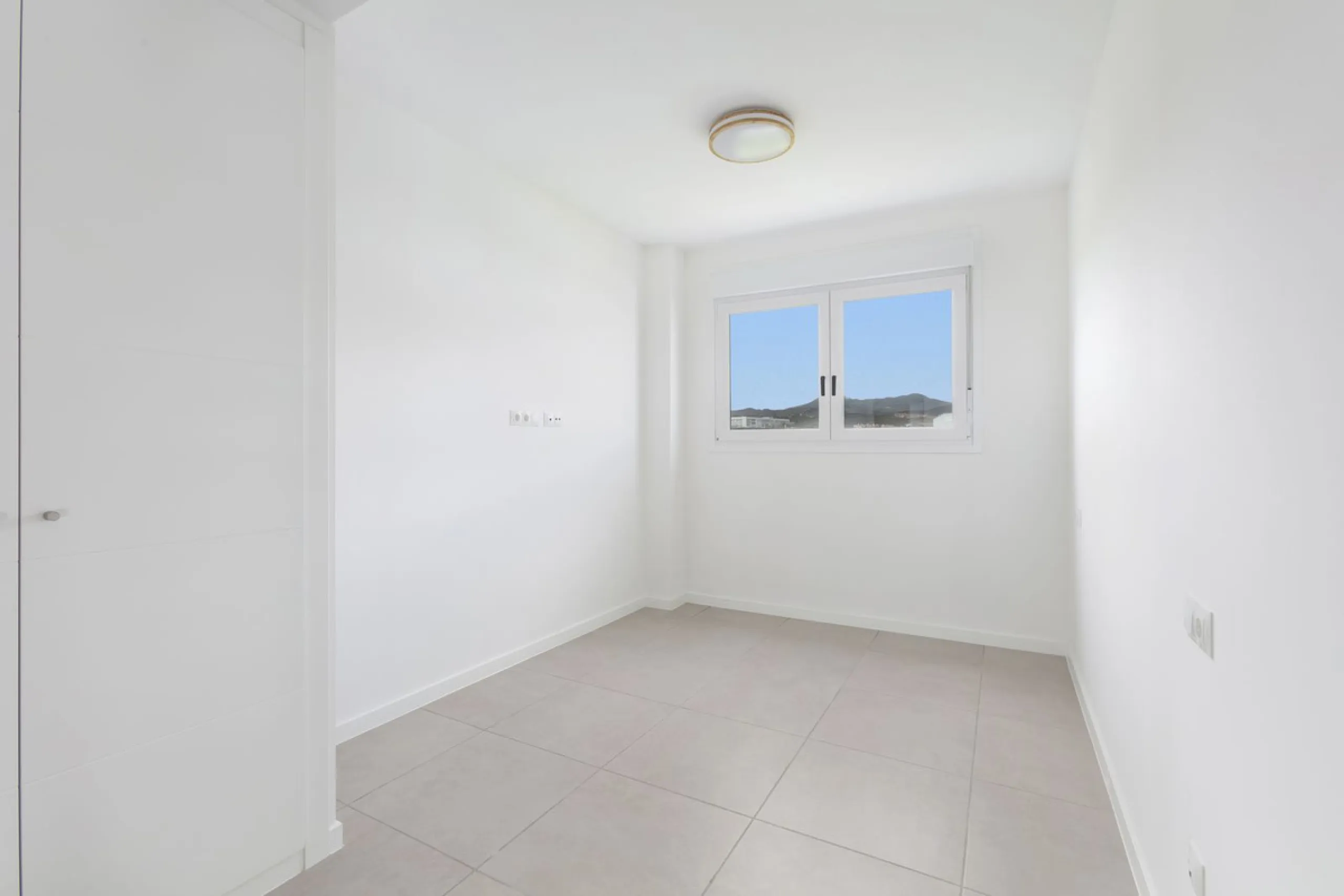 Apartment - Penthouse в продаже в Estepona, Málaga. В доме 3 спален и 2 ванных комнат. Площадь дома 100 м²