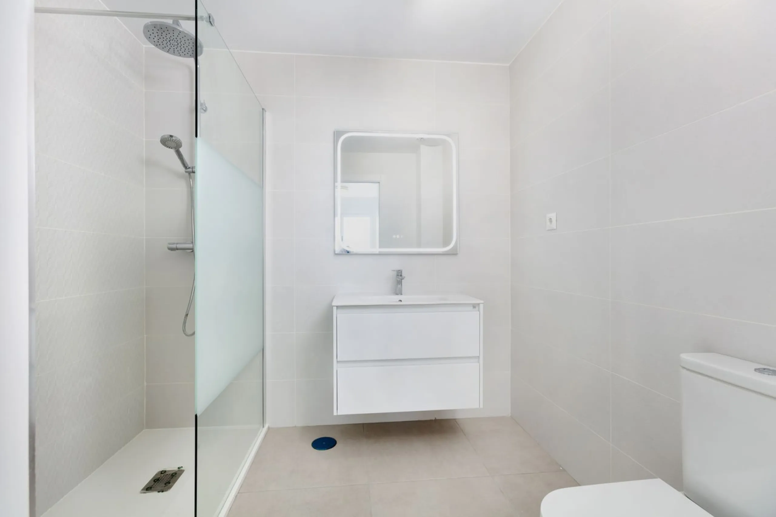 Apartment - Penthouse в продаже в Estepona, Málaga. В доме 3 спален и 2 ванных комнат. Площадь дома 100 м²