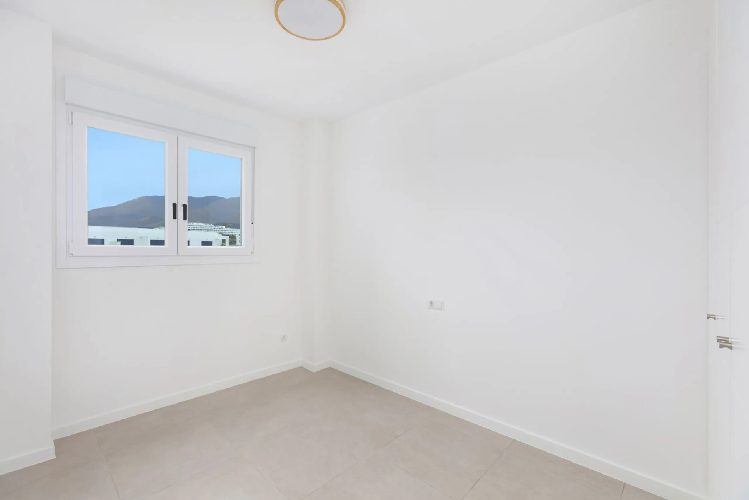 Apartment - Penthouse в продаже в Estepona, Málaga. В доме 3 спален и 2 ванных комнат. Площадь дома 100 м²