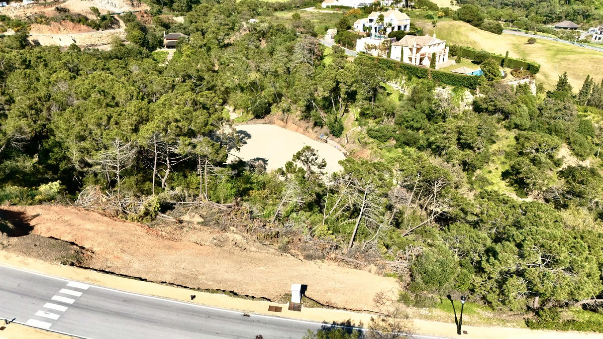 Located in the exclusive gated community of Monte Mayor, this exceptional 4,901 m² residential plot offers a unique opportunity to build a private villa surrounded by nature in one of the most tranquil areas of Benahavís.