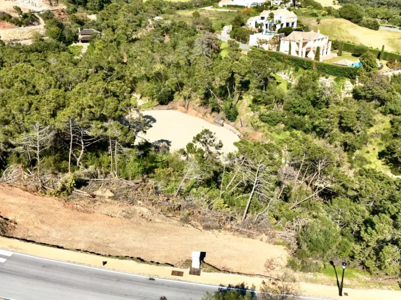 Located in the exclusive gated community of Monte Mayor, this exceptional 4,901 m² residential plot offers a unique opportunity to build a private villa surrounded by nature in one of the most tranquil areas of Benahavís.